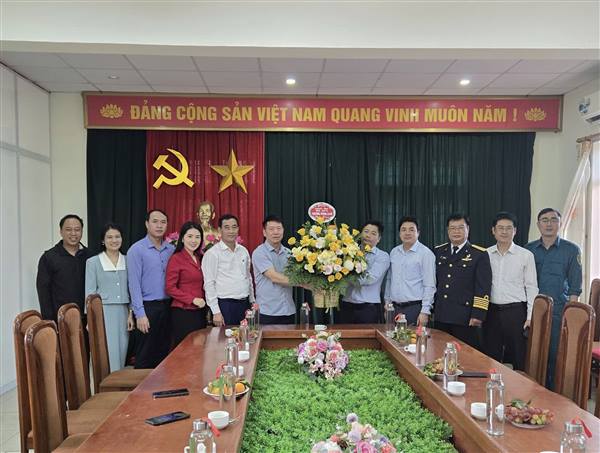 Phường Dương Kinh thăm, tặng quà lực lượng quân sự nhân kỷ niệm 81 năm Ngày thành lập Quân đội nhân dân Việt Nam