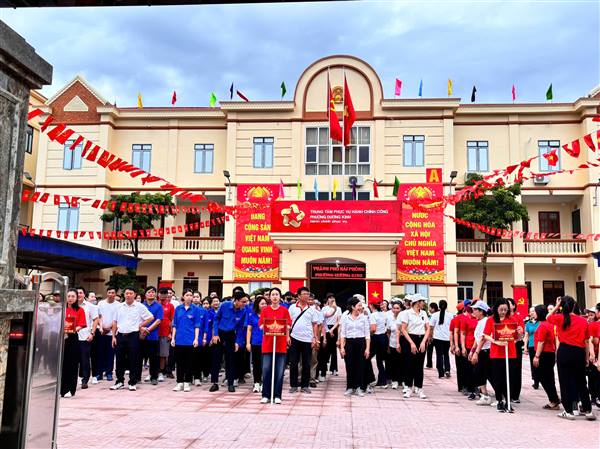 Phường Dương Kinh tổ chức Lễ phát động "Cùng Việt Nam tiến bước"