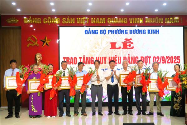 Sáng 28/8, Đảng bộ phường Dương Kinh trang trọng tổ chức Lễ trao tặng Huy hiệu Đảng đợt 2/9/2025.