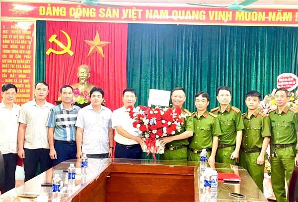 Lãnh đạo Đảng ủy, HĐND, UBND, Ủy ban MTTQ phường Dương Kinh chúc mừng Công an phường nhân dịp kỷ niệm Ngày truyền thống Công an Nhân dân Việt Nam
