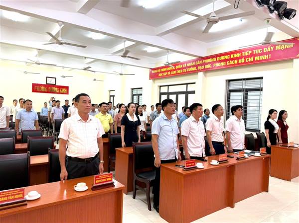 Sáng ngày 08/9, phường Dương Kinh tổ chức buổi chào cờ tháng 9 với sự tham dự của các đồng chí lãnh đạo Đảng ủy, HĐND, UBND, Ủy ban MTTQ VN phường và toàn thể cán bộ, đảng viên, công chức, viên chức và người lao động đang công tác tại các cơ quan, đơn vị trên địa bàn phường.