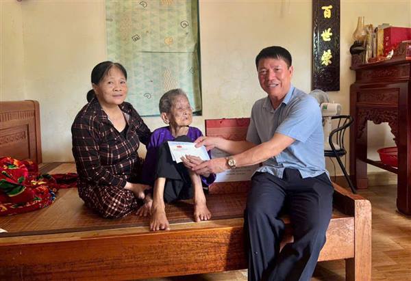 UBND phường Dương Kinh thăm, tặng quà Người cao tuổi nhân dịp kỷ niệm lần thứ 35 ngày Quốc tế người cao tuổi (01/10/1991 - 01/10/2025) 