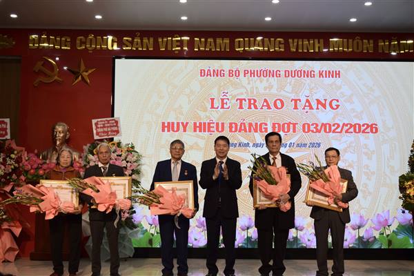Phường Dương Kinh long trọng kỷ niệm 96 năm Ngày thành lập Đảng, trao Huy hiệu Đảng và tổng kết công tác xây dựng Đảng năm 2025