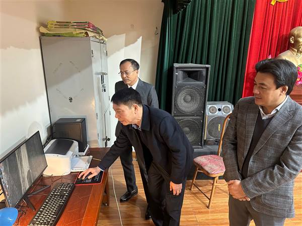 Lãnh đạo UBND phường Dương Kinh kiểm tra việc lắp đặt máy tính phục vụ tổ dân phố 