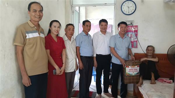 Lãnh đạo phường Dương Kinh thăm, tặng quà người cao tuổi có hoàn cảnh khó khăn