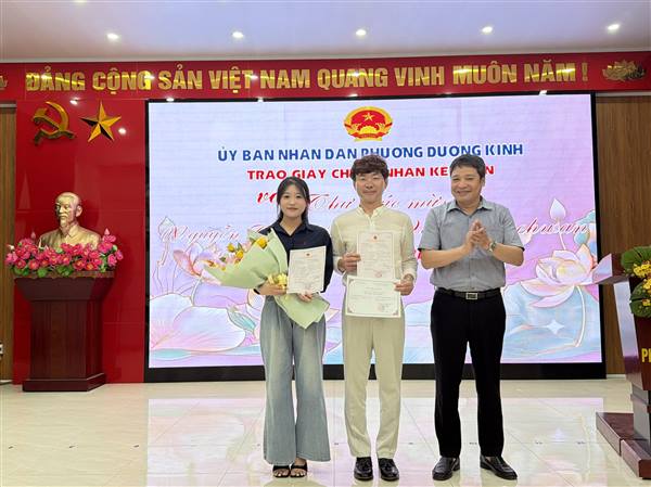 UBND PHƯỜNG DƯƠNG KINH TRAO GIẤY CHỨNG NHẬN KẾT HÔN VÀ THƯ CHÚC MỪNG CHO CẶP ĐÔI TRẺ