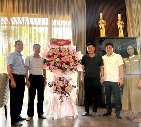 LÃNH ĐẠO PHƯỜNG DƯƠNG KINH THĂM, TẶNG QUÀ CÁC DOANH NGHIỆP TIÊU BIỂU NHÂN NGÀY DOANH NHÂN VIỆT NAM 13/10