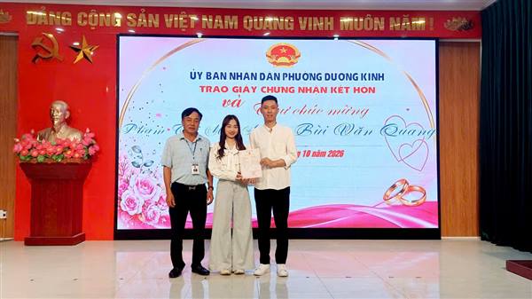 PHƯỜNG DƯƠNG KINH TRAO GIẤY CHỨNG NHẬN KẾT HÔN, GỬI LỜI CHÚC PHÚC ĐẾN ĐÔI BẠN TRẺ