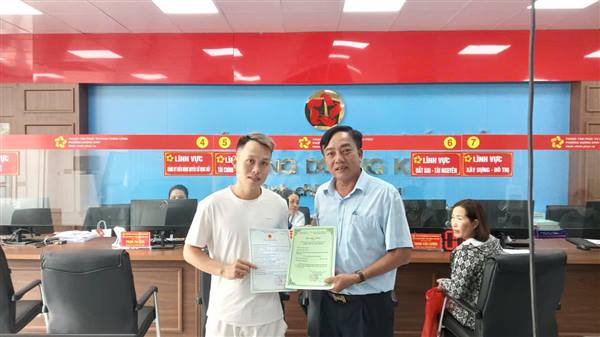PHƯỜNG DƯƠNG KINH TRAO GIẤY KHAI SINH, GỬI LỜI CHÚC MỪNG GIA ĐÌNH ĐÓN THÀNH VIÊN MỚI