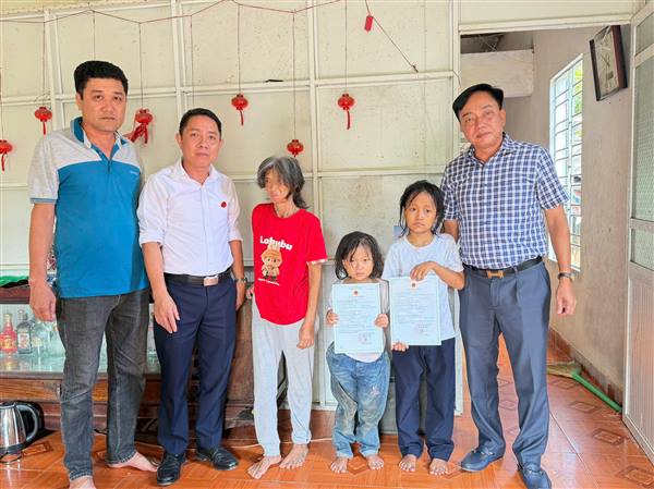 PHƯỜNG DƯƠNG KINH TRAO GIẤY KHAI SINH TẬN NHÀ CHO HAI CHÁU NHỎ