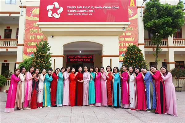 Duyên dáng áo dài trong Tuần lễ hưởng ứng Ngày Quốc tế Phụ nữ 8/3 tại phường Dương Kinh
