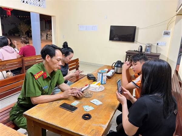 UBND phường Dương Kinh thành lập các tổ công tác hỗ trợ cài đặt, kích hoạt số sức khỏe điện tử 