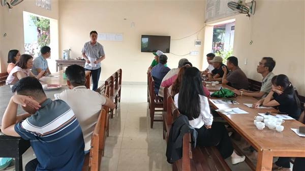 Trung tâm Phục vụ hành chính công phường Dương Kinh đẩy mạnh tuyên truyền, hướng dẫn người dân nộp hồ sơ trực tuyến tại Tổ dân phố Ninh Hải 2