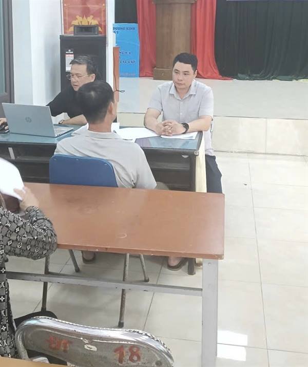 Trung tâm Phục vụ hành chính công phường Dương Kinh hỗ trợ công dân tháo gỡ vướng mắc về hồ sơ đất đai