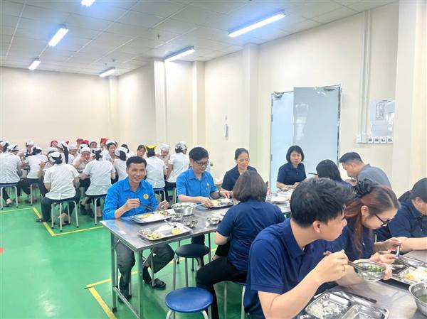 Công đoàn phường Dương Kinh tổ chức “Bữa cơm Công đoàn” hưởng ứng Tháng Công nhân năm 2026