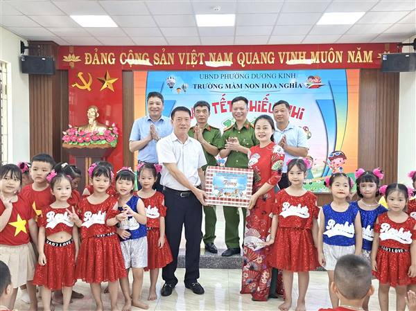 Lãnh đạo phường Dương Kinh thăm, tặng quà thiếu nhi nhân Ngày Quốc tế Thiếu nhi 01/6 và Tháng hành động vì trẻ em năm 2026