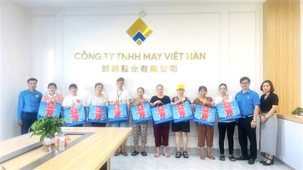 Công đoàn phường Dương Kinh thăm, tặng quà đoàn viên, người lao động nhân Tháng Công nhân năm 2026