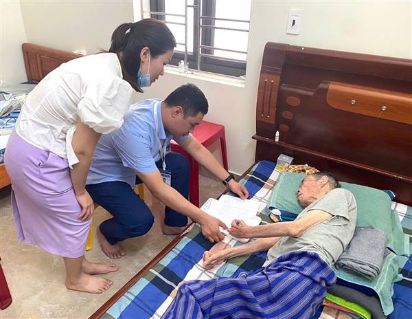 Trung tâm Phục vụ hành chính công phường Dương Kinh hỗ trợ người cao tuổi thực hiện thủ tục hành chính tại nhà