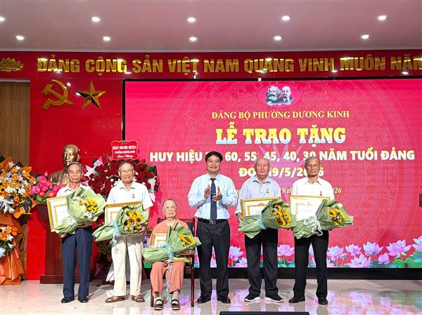 Đảng ủy phường Dương Kinh trao tặng Huy hiệu Đảng đợt 19/5 cho 13 đảng viên