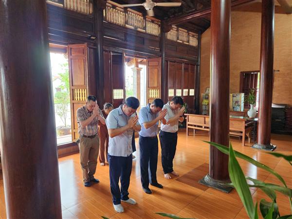 Các đồng chí lãnh đạo phường Dương Kinh thăm, tặng quà nhân Đại lễ Phật đản 2026