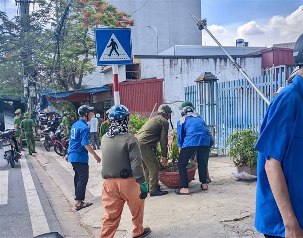 ĐOÀN THANH NIÊN PHƯỜNG DƯƠNG KINH RA QUÂN THAM GIA XÂY DỰNG ĐÔ THỊ VĂN MINH