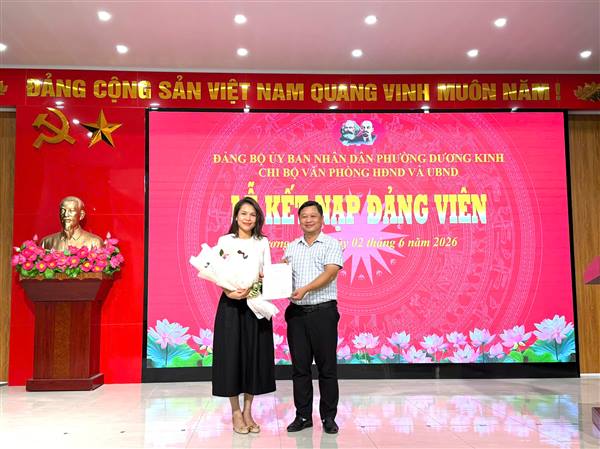 Chi bộ Văn phòng HĐND và UBND phường Dương Kinh tổ chức Lễ kết nạp đảng viên mới 