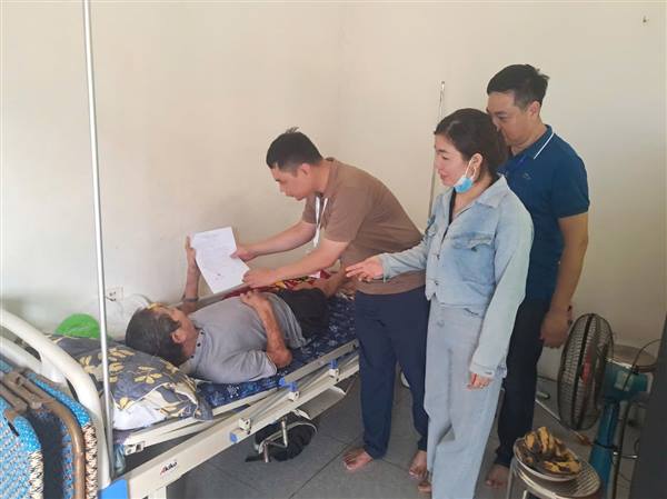 Phường Dương Kinh đẩy mạnh cải cách hành chính, hỗ trợ người dân thực hiện thủ tục tại nhà