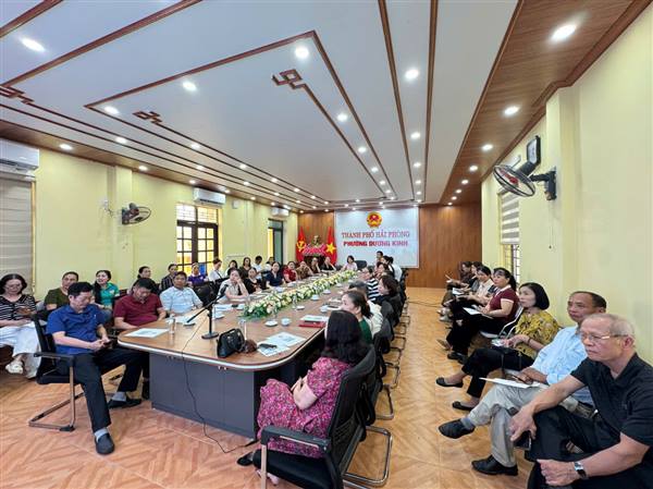 Phường Dương Kinh tăng cường tuyên truyền khóa học trực tuyến "An toàn số" dành cho khách hàng ngân hàng chính sách xã hội 