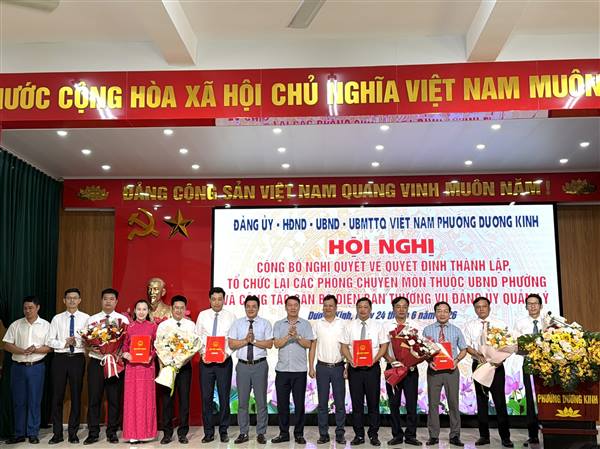 Phường Dương Kinh công bố Nghị quyết thành lập, tổ chức lại các phòng chuyên môn và các quyết định về công tác cán bộ 