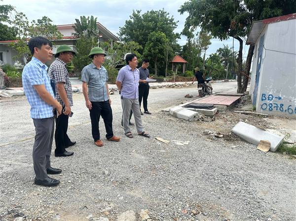 Lãnh đạo phường Dương Kinh kiểm tra tiến độ các dự án cải tạo, nâng cấp hạ tầng giao thông trên địa bàn