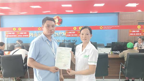 Phường Dương Kinh trao trả kết quả 06 hồ sơ thủ tục hành chính theo mô hình “Trả kết quả thủ tục hành chính thứ 5 hằng tuần” 