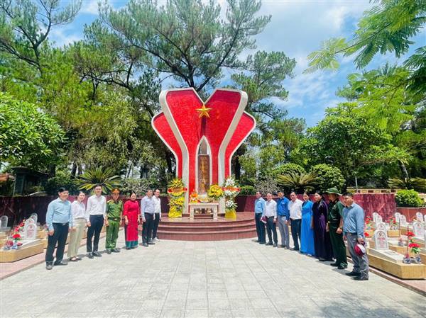 Đoàn công tác phường Dương Kinh thăm, viếng các Nghĩa trang liệt sĩ và Di tích lịch sử tại miền Trung