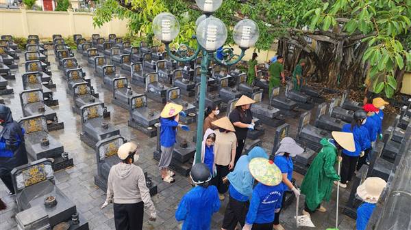 Đoàn Thanh niên phường Dương Kinh ra quân vệ sinh Nghĩa trang Liệt sĩ nhân kỷ niệm 79 năm Ngày Thương binh - Liệt sĩ