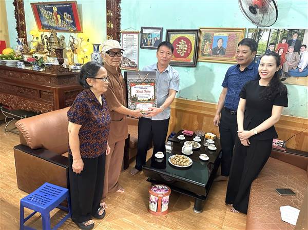 Lãnh đạo phường Dương Kinh thăm, tặng quà người có công, thân nhân người có công nhân kỷ niệm 79 năm Ngày Thương binh - Liệt sĩ