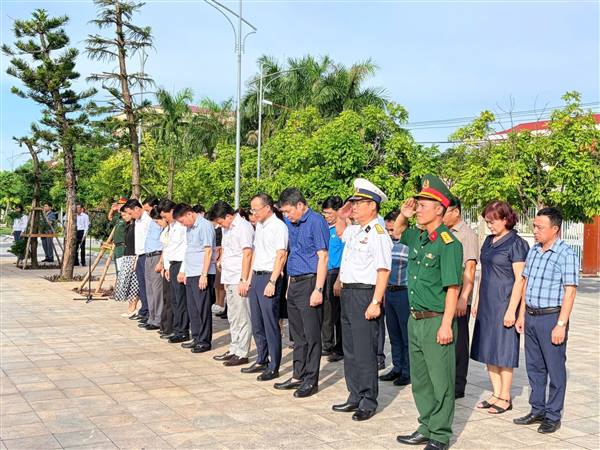 Phường Dương Kinh tổ chức Lễ dâng hương tưởng niệm các Anh hùng liệt sĩ nhân kỷ niệm 79 năm Ngày Thương binh - Liệt sĩ (27/7/1947 - 27/7/2026)