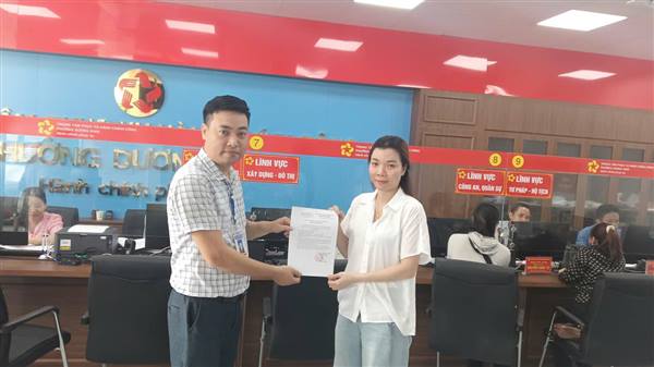 Phường Dương Kinh trao trả kết quả thủ tục hành chính cho 07 công dân theo mô hình “Trả kết quả thủ tục hành chính thứ 5 hằng tuần”