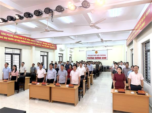 Phường Dương Kinh tổ chức sinh hoạt dưới cờ, quyết tâm hoàn thành các nhiệm vụ trọng tâm tháng 8