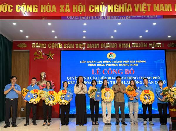 Công đoàn phường Dương Kinh công bố quyết định kết nạp đoàn viên, thành lập 05 công đoàn cơ sở mới 