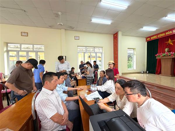 Phường Dương Kinh hỗ trợ người dân cài đặt eTax Mobile, nộp thuế sử dụng đất phi nông nghiệp