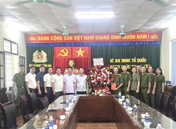 Lãnh đạo phường Dương Kinh thăm, chúc mừng Công an phường nhân Ngày truyền thống lực lượng Công an nhân dân