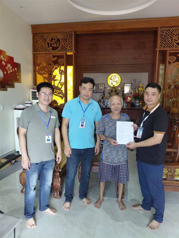 Phường Dương Kinh đưa dịch vụ hành chính đến tận nhà, hỗ trợ người cao tuổi thực hiện thủ tục ủy quyền lĩnh lương