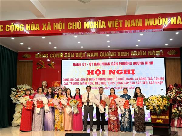 Phường Dương Kinh công bố các quyết định sắp xếp, tổ chức lại trường học và công tác cán bộ