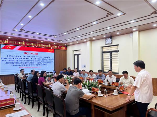 Đồng chí Nguyễn Khắc Toản - Ủy viên Thành ủy, Phó Chủ tịch HĐND thành phố làm việc với Ban Thường vụ Đảng ủy phường Dương Kinh về thực hiện Nghị quyết số 11-NQ/TU
