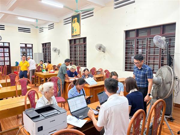 Phường Dương Kinh hỗ trợ người dân cài đặt eTax Mobile, nộp thuế sử dụng đất phi nông nghiệp tại Tổ dân phố Hải Hòa và Tổ dân phố Hải Thành