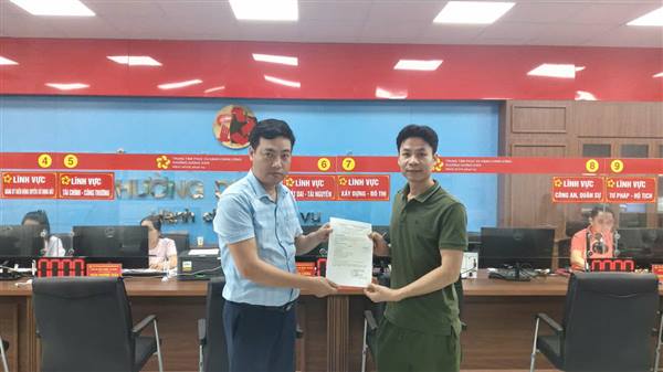 Phường Dương Kinh: Trao kết quả hồ sơ đăng ký kinh doanh, nâng cao chất lượng phục vụ Nhân dân