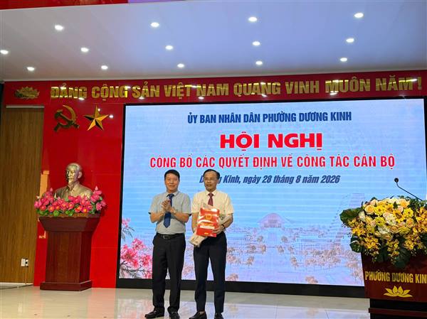 Phường Dương Kinh công bố các quyết định về công tác cán bộ