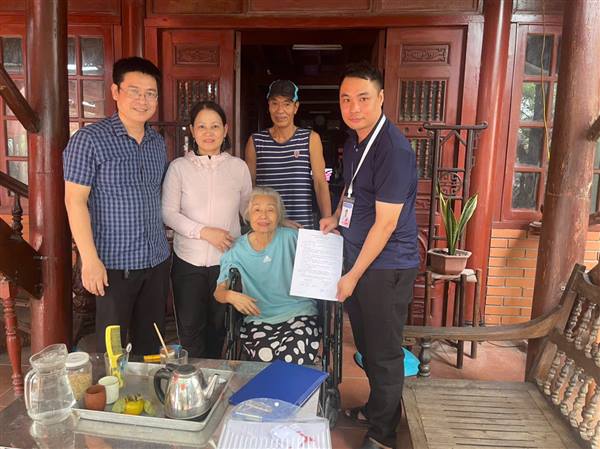 Phường Dương Kinh hỗ trợ giải quyết thủ tục hành chính tại nhà cho gia đình có công