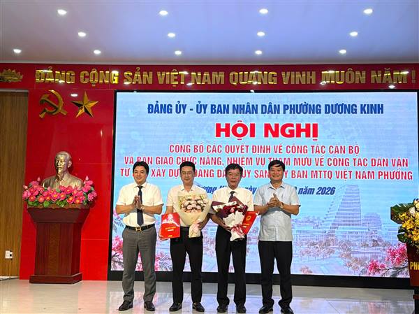 Phường Dương Kinh công bố các quyết định về công tác cán bộ và bàn giao nhiệm vụ tham mưu công tác dân vận