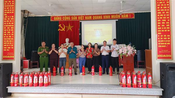 PHƯỜNG DƯƠNG KINH TUYÊN TRUYỀN KỸ NĂNG PCCC, TRAO TẶNG 30 BÌNH CHỮA CHÁY CHO CÁC HỘ KHÓ KHĂN