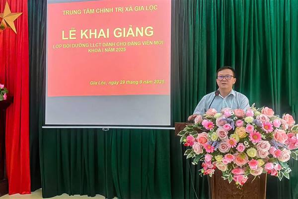 Trung tâm Chính trị xã tổ chức lớp Bồi dưỡng lý luận chính trị dành cho đảng viên mới